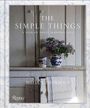 "The Simple Things: A Year of Small Seasonal Joys. Megan Brokman." Eine rustikale Anrichte mit Blumen und Krügen.
