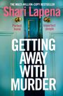 Titel: "Getting Away With Murder" von Shari Lapena. Text: "Perfect home, Imperfect people." Ansicht durch eine offene Tür.
