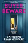 „BUYER BEWARE“ und „CATHERINE RYAN HOWARD“ heben sich in leuchtendem Pink ab. Ein langer, blauer Flurgang führt zu einer Tür.