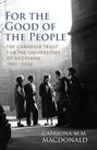 „FOR THE GOOD OF THE PEOPLE“ steht oben. Darunter sprechen fünf Personen in einem historischen Hof miteinander.