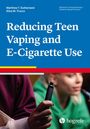 "Reducing Teen Vaping and E-Cigarette Use" steht groß auf blauem Hintergrund. Im Vordergrund eine Person mit E-Zigarette.