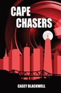 „CAPE CHASERS“ und „CASEY BLACKWELL“ im Vordergrund. Rote Skyline, Brücke, Vollmond, rote kreisförmige Muster.