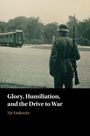 „Glory, Humiliation, and the Drive to War“, Nir Eisikovits. Ein Soldat steht vor einem historischen Zug in schwarz-weiß.