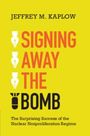 Jeffrey M Kaplow: Signing Away the Bomb, Buch
