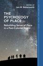 "The Psychology of Place" von Iain M. Butterworth, zeigt Silhouetten von Menschen unter einem Sternenhimmel.