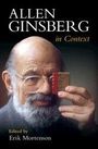 "Allen Ginsberg in Context, bearbeitet von Erik Mortenson." Ein Mann mit Brille hält ein kleines Buch.