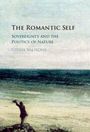 "The Romantic Self: Sovereignty and the Politics of Nature" von Giulia Vallone. Darstellung einer Person am Strand vor dem Meer.