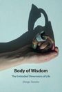 „Body of Wisdom: The Embodied Dimensions of Life“ von Shogo Tanaka. Eine Hand hält ein Objekt mit Schattenwurf.