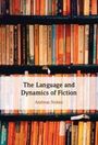 Buchcover: "The Language and Dynamics of Fiction" von Andreas Stokke. Hintergrund: Volle Bücherregale mit bunten Buchrücken.