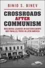 "Crossroads After Communism" von Binio S. Binev. Schwarz-weißes Foto von Menschen in einer Straße mit historischen Gebäuden.