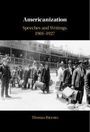 Text: "Americanization. Speeches and Writings, 1901-1927. Thomas Ricento." 
Szene: Menschen mit Koffern vor einem Gebäude.