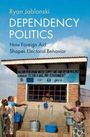 Oben steht: "Ryan Jablonski, Dependency Politics, How Foreign Aid Shapes Electoral Behavior". Menschen holen Wasser.