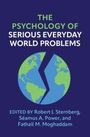 Der Text lautet: "The Psychology of Serious Everyday World Problems. Edited by Robert J. Sternberg, Séamus A. Power, and Fathali M. Moghaddam." Das Bild zeigt eine Illustration von zwei halben Erdkugeln, die durch einen Zickzack getrennt sind.