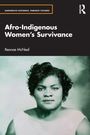 „Afro-Indigenous Women's Survivance“ von Reanae McNeal. Schwarz-weißes Porträt einer Frau in historischer Kleidung.