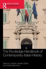 "The Routledge Handbook of Contemporary Italian History", herausgegeben von Umberto Gentiloni Silveri und Andrea Mamone, zeigt ein historisches Gebäude.