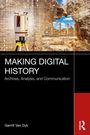 „MAKING DIGITAL HISTORY: Archives, Analysis, and Communication.“ Ein Scanner steht vor antiken Ruinen, blauem Himmel.