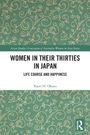 "Women in Their Thirties in Japan: Life Course and Happiness" von Kaori H. Okano. Grünes Muster mit weißen Ranken.