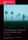 "The Routledge Handbook of the Uncertain Self, Second Edition," herausgegeben von Patrick J. Carroll, Kimberly Rios, Kathryn C. Oleson. Silhouette einer Person in nebliger Landschaft mit vielen Verkehrsschildern.