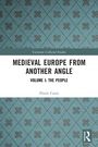Buchtitel: "Medieval Europe from Another Angle". Hintergrund: blau mit braunen Mustern. Autor: Florin Curta.