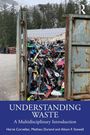 Text: "UNDERSTANDING WASTE: A Multidisciplinary Introduction." Ein Metallcontainer voller alter Skier, im Freien platziert.