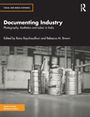 "Documenting Industry: Photography, Aesthetics and Labor in India." Metallbehälter auf einem unscharfen Hintergrund.