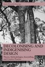"Decolonising and Indigenising Design" steht im Vordergrund mit einem Baum in schwarz-weiß im Hintergrund.