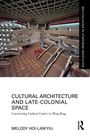 Text: "Cultural Architecture and Late-Colonial Space. Constructing Cultural Centres in Hong Kong. Melody Hoi-Lam Yiu."  
Bild: Ein modernes Foyer mit Treppen.
