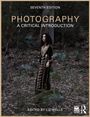"SEVENTH EDITION", "PHOTOGRAPHY A CRITICAL INTRODUCTION", "EDITED BY LIZ WELLS". Eine Frau im Wald in einem schwarzen Kleid.