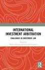"INTERNATIONAL INVESTMENT ARBITRATION. CHALLENGES IN INVESTMENT LAW. Edited by Mesut Akbaba and Giancarlo Capurro." Weiße Fläche unten, roter Hintergrund mit organischen Linienmustern oben. Routledge-Logo rechts unten.