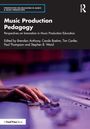 "Music Production Pedagogy" Titel über einem Mischpult. Hand bewegt Regler, das Design ist modern mit violettem Licht.