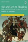 "THE SCIENCE OF DEMONS" beschreibt ein Buch über Hexerei mit einem Gemälde von Dämonen, die einen Mann umringen.
