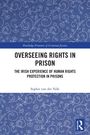 „Overseeing Rights in Prison“ von Sophie van der Valk. Blauer Hintergrund mit weißen floralen Mustern.