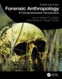 Forensic Anthropology: Third Edition; A Comprehensive Introduction. Ein Schädel im Gras, teilweise im Wasser liegend.