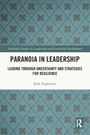 "PARANOIA IN LEADERSHIP" in großer Schrift. Muster aus braunen floralen Symbolen auf grünlichem Hintergrund.