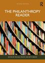 „THE PHILANTHROPY READER, Second Edition, Herausgegeben von Michael Moody und Beth Breeze“. Bücherregal mit bunten Büchern.