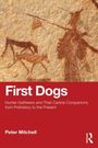 „First Dogs: Hunter-Gatherers and Their Canine Companions from Prehistory to the Present“ von Peter Mitchell. Illustration von Höhlenmalerei mit Mensch und Hunden.