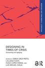 Titel: "DESIGNING IN TIMES OF CRISIS". Autoren: JORGE CRUZ PINTO, LJILJANA ČAVIĆ, HUGO LOPES FARIAS, LUIS MIGUEL GINJA. Illustrative Grafik mit roten Formen.