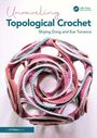 "Unraveling Topological Crochet" von Shiying Dong und Eve Torrence. Farbiges, ineinander verflochtenes Häkelmuster.