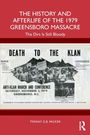 Buchtitel über das Greensboro-Massaker 1979, Protest-Bild: Menschenmenge mit Anti-Klan-Slogans. Autor: Tiffany G.B. Packer.