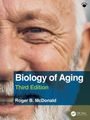 „Biology of Aging, Third Edition, Roger B. McDonald“. Älterer Mann mit Falten lacht, Nahaufnahme seines Gesichts.