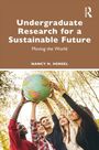 "Undergraduate Research for a Sustainable Future" - Menschen halten gemeinsam einen Globus unter Bäumen hoch.