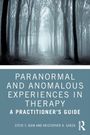 Text: "Paranormal and Anomalous Experiences in Therapy: A Practitioner's Guide." Autoren: Steve F. Bain und Kristopher K. Garza. Oben ein nebliger Waldweg.