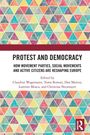 „PROTEST AND DEMOCRACY“ Text auf geometrischem Muster aus bunten Dreiecken. Unten links ein quadratisches Logo.