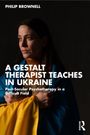 „A Gestalt Therapist Teaches in Ukraine.“ Frau mit ernstem Blick, in blau-gelbe Flagge gehüllt.