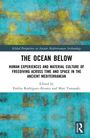"The Ocean Below" thematisiert Freitauchen im alten Mittelmeer. Herausgeber: Emilio Rodríguez-Álvarez, Mari Yamasaki. Abstraktes Cover in Blau und Gelb.