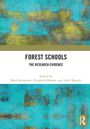 "FOREST SCHOOLS: THE RESEARCH EVIDENCE" steht auf einem blau-gelben abstrakten Hintergrund, unten Hinweis auf Herausgeber.