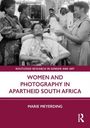 Frauen in einem Friseursalon; Titel: "Women and Photography in Apartheid South Africa" von Marie Meyerding.