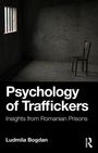 „Psychology of Traffickers: Insights from Romanian Prisons“ von Ludmila Bogdan. Ein leerer Raum mit Gitterfenster und Stuhl.