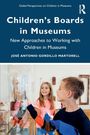 "Children's Boards in Museums" von José Antonio Gordillo Martorell. Zwei Kinder betrachten ein Exponat hinter Glas.