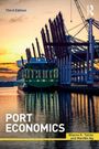 Dritter Auflage. Port Economics. Wayne K. Talley und ManWo Ng. Ein Frachtschiff im Hafen bei Sonnenuntergang.